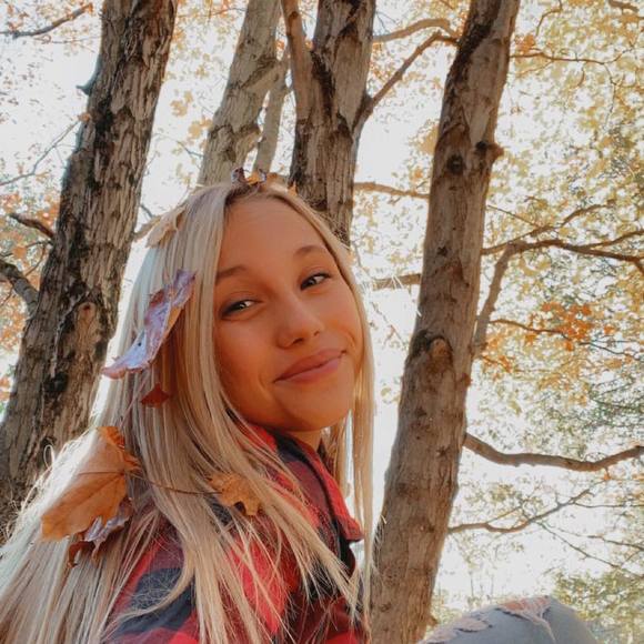 Meet your Posher, Karina - Picture 1 of 1